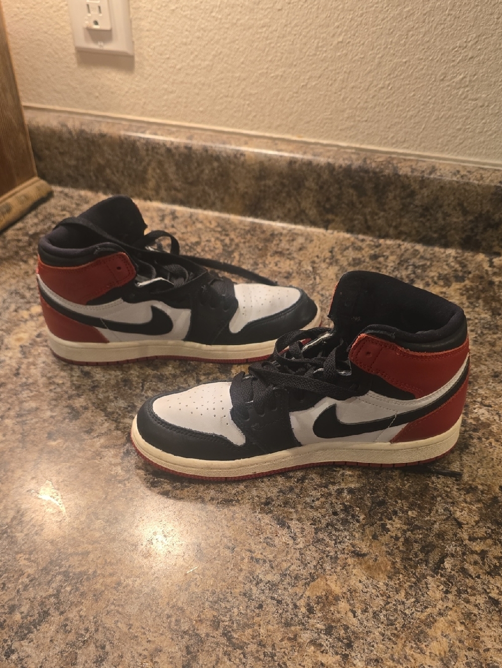 Youth High-Top Basketball Sneakers - Black / White / Red
